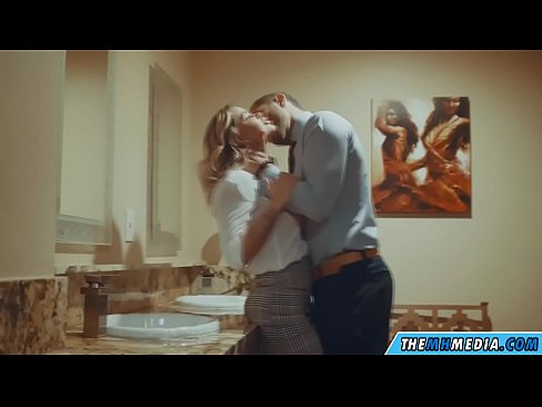 ❤️ Khi một cô gái tóc vàng busty quyến rũ bạn trong một nhà vệ sinh công cộng ☑ Sex ở% vi.pornjk.ru%